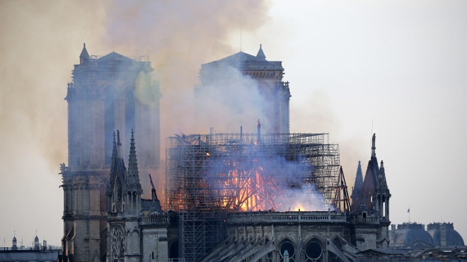 Із собору Паризької Богоматері врятували частину святинь. Президент Франції оголосить збір коштів на відновлення храму