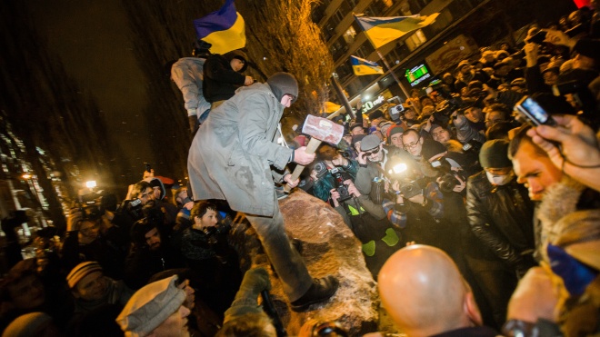 Десять років тому в Києві на Бессарабці знесли памʼятник Леніну. Ось як його встановлювали, валили та перетворювали на арт-обʼєкт