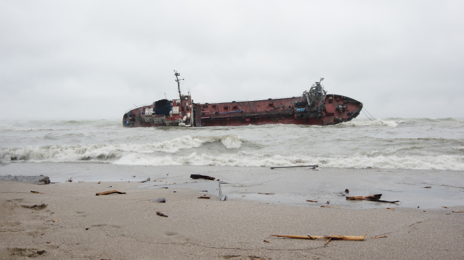 В Одесі зазнав аварії танкер «Делфі», його прибило до берега й перекинуло. Ось як рятували екіпаж — у 15 фото