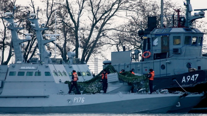 Захваченные украинские суда прибыли в Керчь. Появилось видео с кораблями в порту аннексированного Крыма
