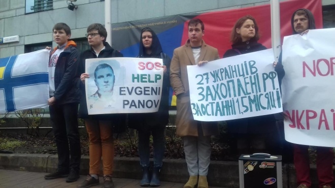 Семьи украинских политзаключенных пикетировали посольство Германии с требованием не отменять санкции против России