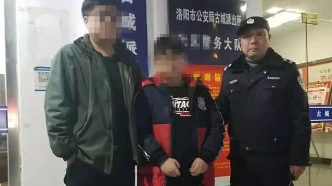 Китаянка побила и бросила на улице своего 12-летнего сына за плохую оценку
