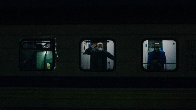 «А додому-то як тепер їхати?» До Києва прибув потяг «4 столиці» з Латвії, його пасажирів тримали 3 години, а потім просто відпустили — фоторепортаж з вокзалу