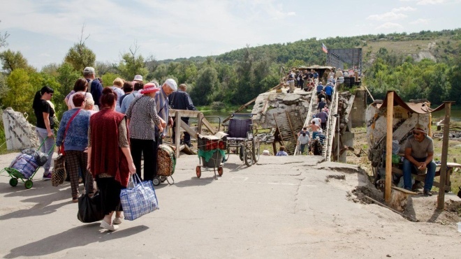 Украинская сторона начала восстанавливать мост в Станице Луганской, где два месяца назад развели войска