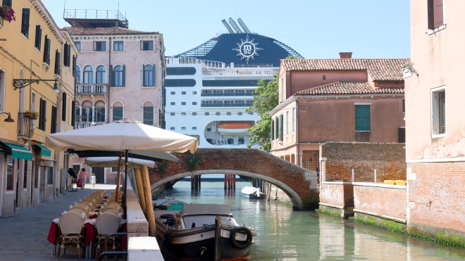 Не витримав течії. У Венеції круїзний лайнер протаранив туристичний теплохід і причал.