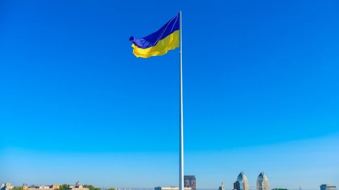 Прапор завдовжки 2,7 км, найвищий флагшток, пісні та танці від дипломатів. Як Україна святкує День Державного Прапора