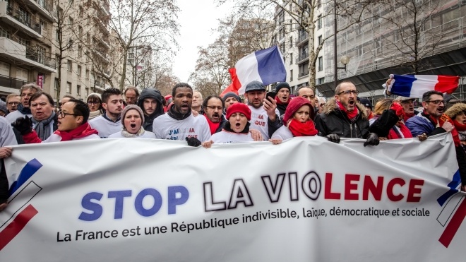 В Париже «красные шарфы» вышли на митинг против «желтых жилетов»