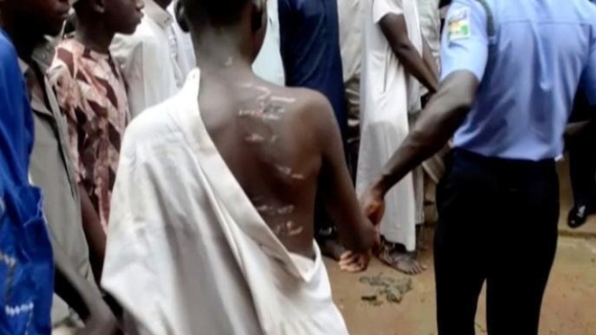 У Нігерії поліція звільнила сотні дітей з релігійної школи, в якій учнів били й заковували в кайдани