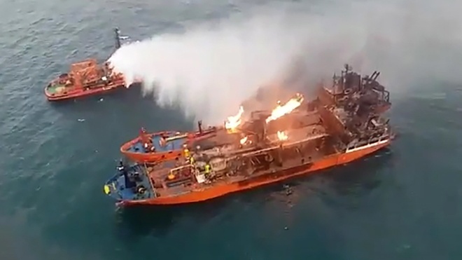 Пожежу на танкерах біля Криму не можуть загасити. Газ продовжує горіти, а судна хиляться набік