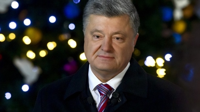 Ночью: Порошенко поздравил украинцев с Новым годом, в Москве обрушился мост с людьми, а Усик получил новый титул
