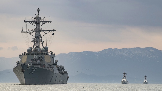 За американским эсминцем Donald Cook в Черном море следят два российских корабля