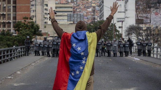 В Венесуэле — два президента: одного поддерживают США, другого Россия. Мятеж Нацгвардии подавлен, в городах снова протесты. Что происходит?