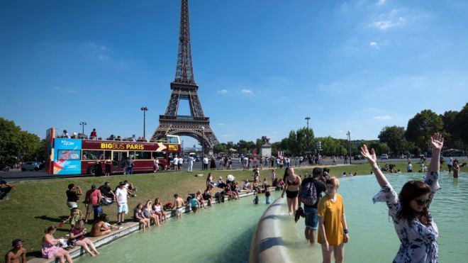 Аномальна спека в Європі: Швеція скасовує потяги, в Парижі люди рятуються у фонтанах