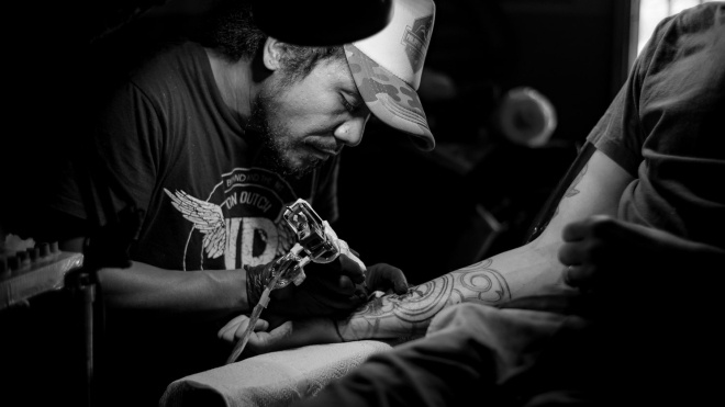 В США тату-салон бесплатно перекрывает тату с символами ненависти