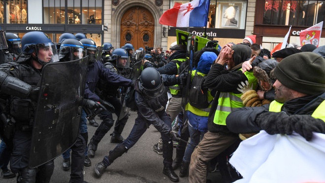 Количество пострадавших из-за протестов «желтых жилетов» во Франции продолжает расти — их уже почти три тысячи человек