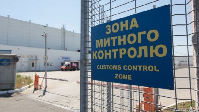 Главу Одесской таможни отстранили от должности: со складов пропали 37 контейнеров с тканями и техникой