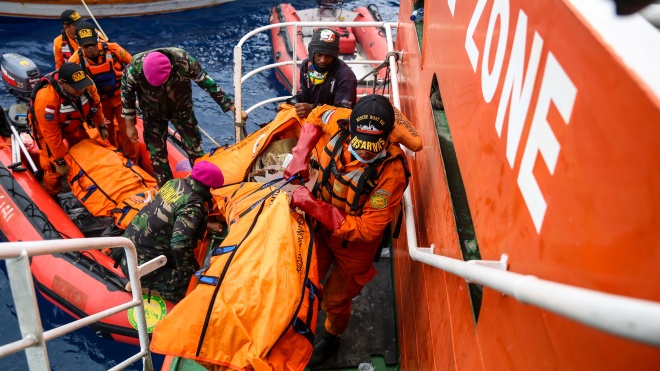 Катастрофа літака в Індонезії: рятувальники знайшли фюзеляж лайнера
