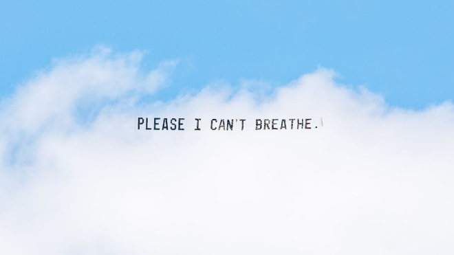 I canʼt breathe. Последние слова Джорджа Флойда на плакатах подняли в небо над США
