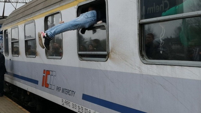 «Пожалуй, самый короткий поезд». В Польше пассажирам пришлось залезать через окна в поезд из одного вагона