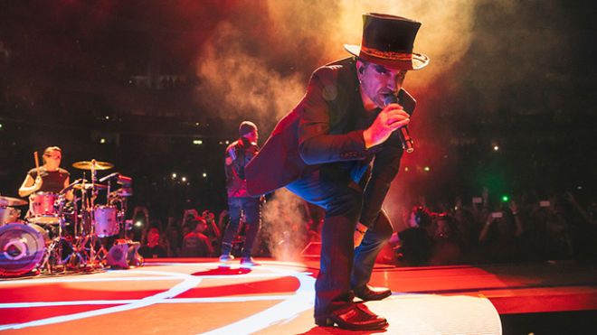 Во время концерта в Берлине у вокалиста U2 Боно пропал голос. Концерт пришлось отменить