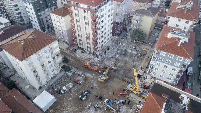 Кількість загиблих під завалами будинку в Стамбулі зросла до 15