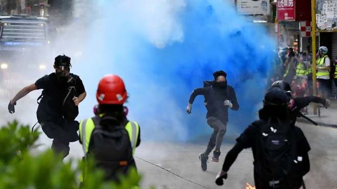Протесты в Гонконге: полиция поливала демонстрантов синей краской с перцем из водомета