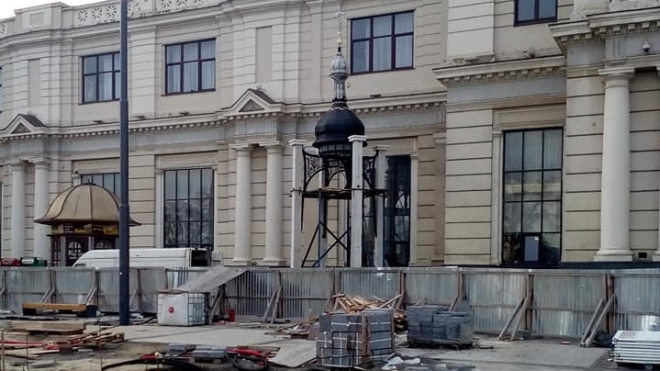 У Львові демонтували незаконну капличку біля вокзалу. На її місце повернуть пальму
