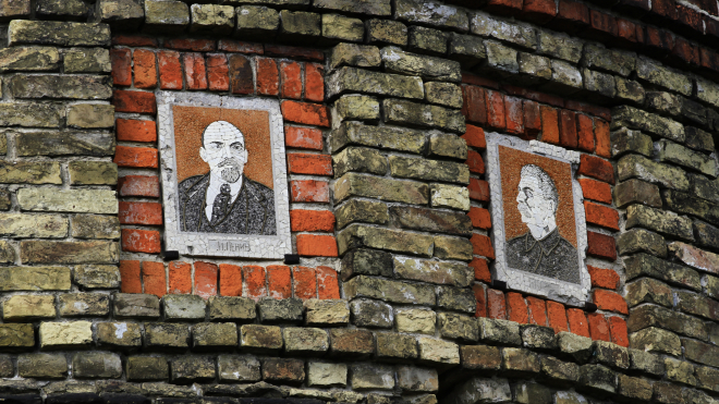 У центрі міста Новгород-Сіверський висять портрети Сталіна та Леніна. Мер не хоче їх знімати, він воює з Інститутом нацпам’яті та перемагає — великий репортаж «Бабеля»