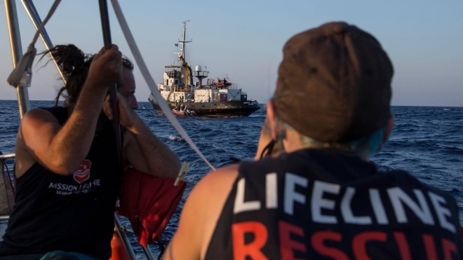 Италия позволила причалить немецкому кораблю с беженцами, который неделю ожидал в море во время шторма