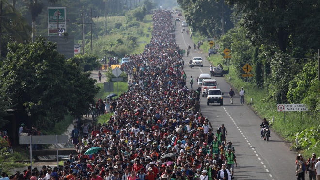 Тысячи мигрантов приближаются караваном к США через Мексику