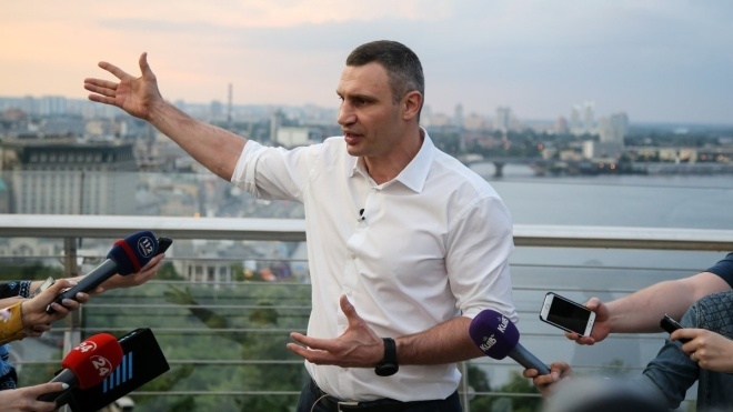 Кличко обещает вознаграждения для тех, кто будет сообщать о повреждении «стеклянного» моста в Киеве