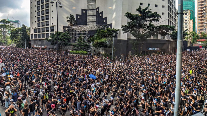 В Гонконге на год перенесли выборы из-за коронавируса. Оппозиция называет это преднамеренным шагом