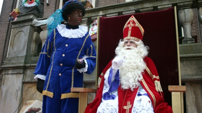 «Черный Пит — это расизм». В Нидерландах прошли протесты против помощника Санта-Клауса