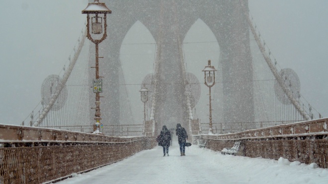 В Нью-Йорке из-за снегопада закрыли школы и университет