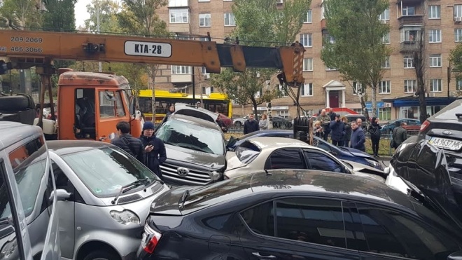 У центрі Києва підйомний кран влаштував масову ДТП. Зіткнулися понад 10 авто
