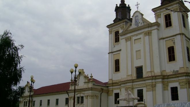 Часовня площадью 300 кв. м и монастырские ворота XVIII века: Появился рейтинг украинских чиновников, которые имеют собственные церкви