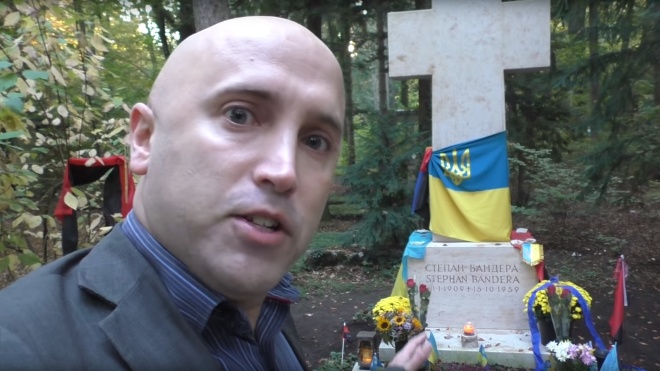 Російський пропагандист Грем Філліпс зірвав прапори з могили Бандери в Мюнхені. Поліція почала розслідування