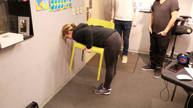 У мережі завірусився челендж #ChairChallenge, де люди виконують трюк зі стільцем. У чоловіків виходить погано