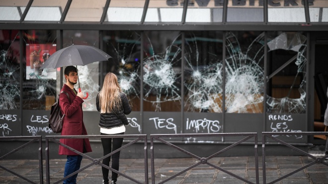 Разгромленные магазины и отмененные международные визиты: Франция подсчитывает убытки от протестов «желтых жилетов»