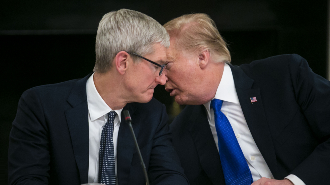 Глава Apple Тим Кук подружился с Дональдом Трампом и продвигает интересы компании, будучи сторонником демократов. Вот как у него это получилось — пересказываем статью WSJ