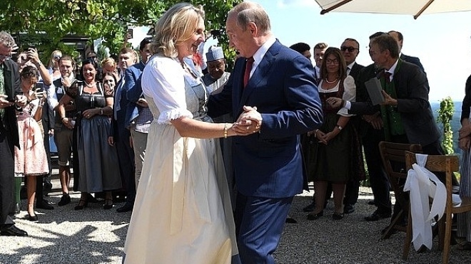 Глава МЗС Австрії, яка танцювала з Путіним на весіллі, заявила про нові санкції проти Росії