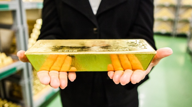 Цена унции золота на нью-йоркской бирже Comex впервые превысила $1900