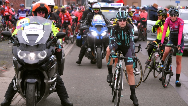На велогонці в Бельгії жінка випадково наздогнала чоловіків. Змагання довелося призупинити