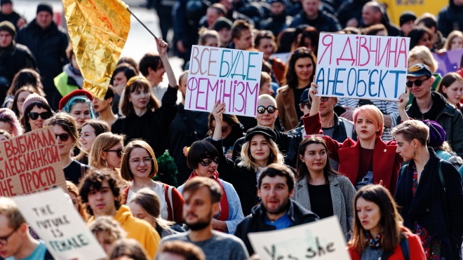 «Уберите свои кадила от наших яичников». В Киеве прошли маршем около тысячи человек: одни за права женщин, другие — за «традиционные ценности» — репортаж theБабеля 