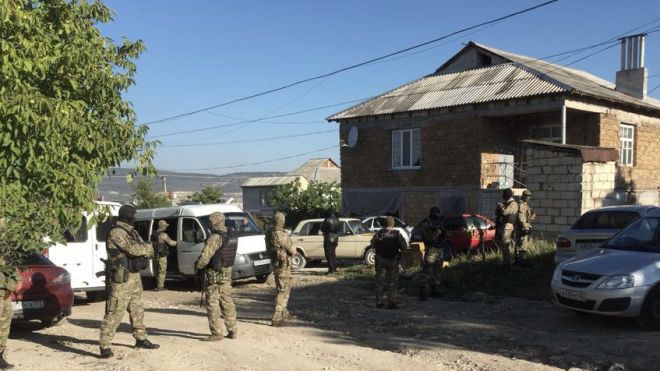 У Криму російські силовики знову проводять обшуки у активіста. Біля його будинку затримали двох осіб