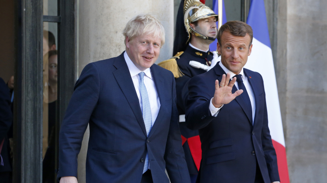Премьер Великобритании на встрече с президентом Франции закинул ногу на стол. Это не понравилось его соотечественникам