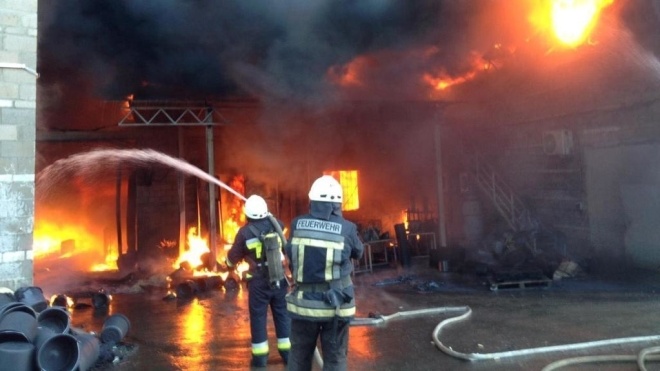 У Дніпропетровській області горить завод пластмас. Пожежу гасять майже пʼять годин
