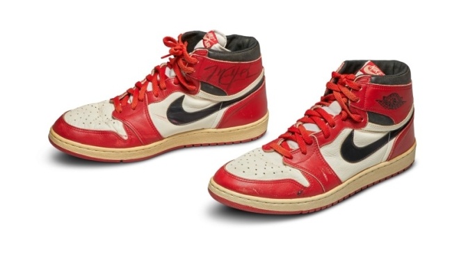 Кросівки Майкла Джордана 1985 року продали на аукціоні за $615 тисяч. Це найдорожче спортивне взуття в історії