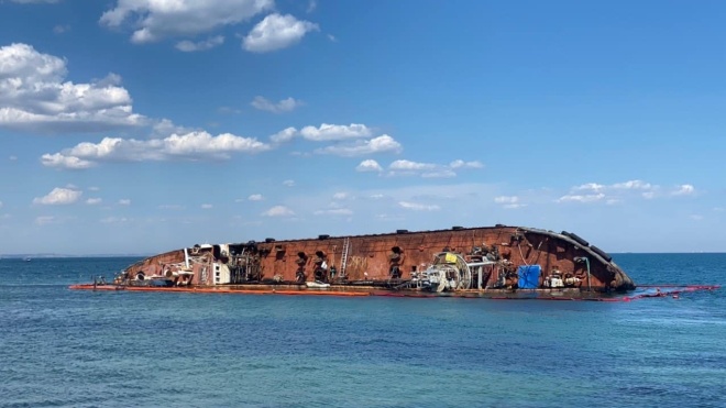 Держекоінспекція оцінила збитки від затонулого біля Одеси танкера Delfi — понад пів мільйона гривень. Але це ще не остаточна сума