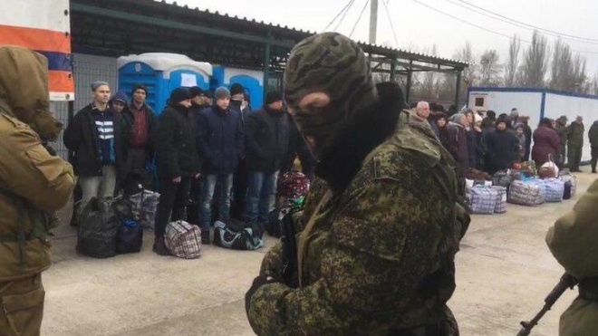 Освобожденный украинец Василий Савин назвал имена пленных, которые остались в колонии «ДНР»